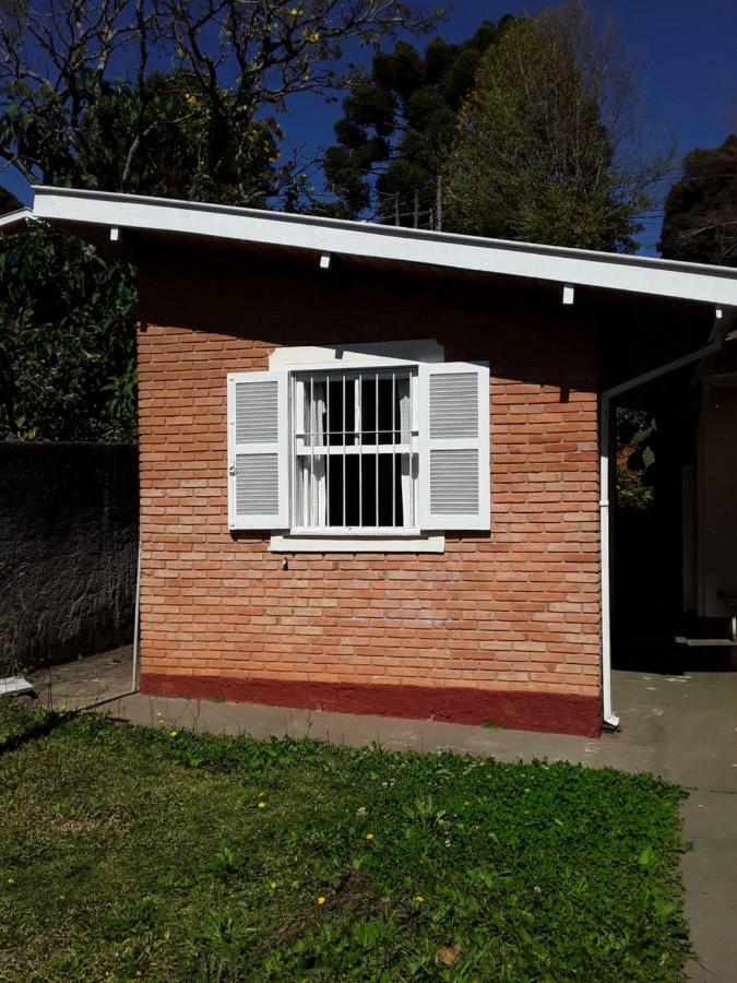 Quarto em Acomodações Particulares Bem Localizada.